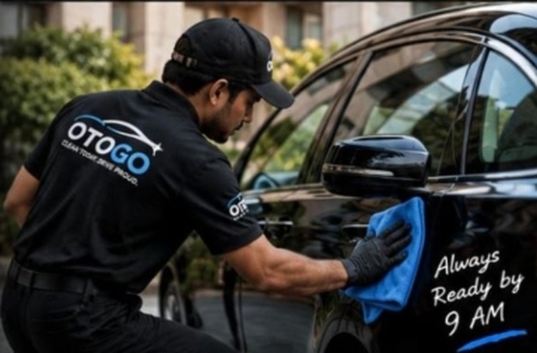 OTOGO Professional Detailing Technician Cleaning Luxury Black Car